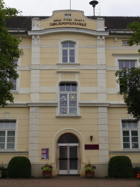 Im Jahr 1908 wurde in Oberhaag anlässlich des 60-jährigen Regierungsjubiläums des Kaisers eine von 60 im ganzen Habsburgerreich entstandene „Kaiser Franz Josef I. Jubiläumsvolksschule“ erbaut.