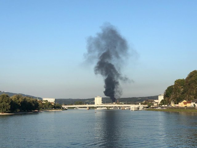 Spektakulärer Brand im Linzer Hafenviertel | Foto: FOTOKERSCHI.AT / KERSCHBAUMMAYR