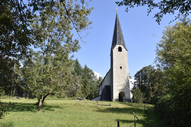 Die Filialkirche zum heiligen Georg am Georgenberg zeigt sich in gotischem Stil.