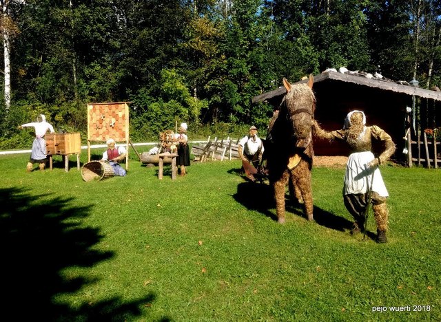 Darstellungen v. links: Imker, Korbflechter, Spinner/Weber, Bauer/Ackern mit Pferd