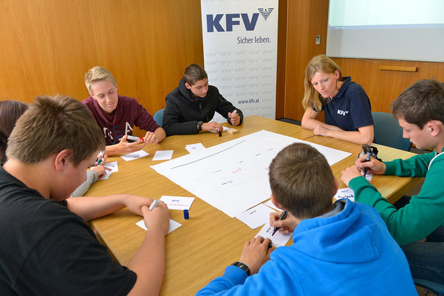 Auch dieses Schuljahr gibt es wieder kostenlose Workshops zum Thema "Unfallursache Ablenkung"