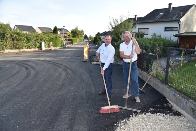 Bürgermeister Rupert Dworak und Stadtrat Gerhard Windbichler inspizieren die Fertigstellungsarbeiten auf der Jasminstraße.﻿ | Foto: Gemeinde Ternitz