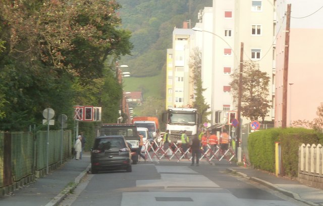 7.57 Uhr die linke Ampel ist noch zur Gänze im Schatten.