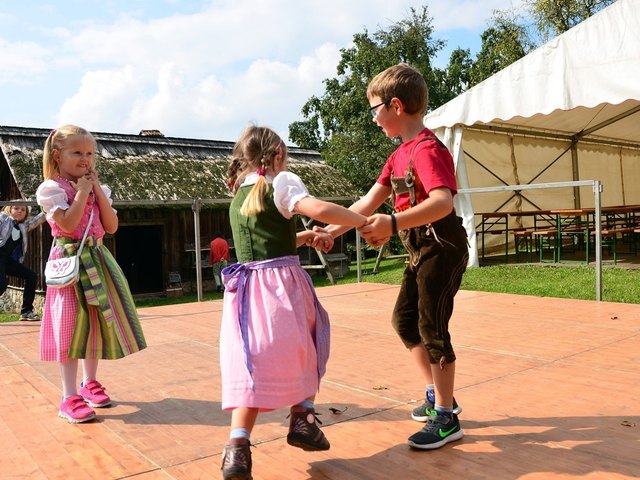 am Stehrerhof...https://www.meinbezirk.at/voecklabruck/leute/lh-stelzer-startet-die-druschwoche-am-stehrerhof-d2905298.html
