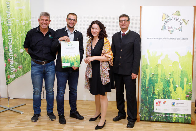 Auszeichnung für den Wintersportcsongress: Michael Kneisl (Umwelt Verein-Obmann), Jakob Spuller (FH Kufstein), Ingrid Felipe (Klimabündnis-Obfrau) und Andrä Stigger (Klimabündnis-GF) (v.l.). | Foto: Klimabündnis/Lechner