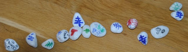 Diese "Glücksteine" wurden von den Schulkindern entworfen
