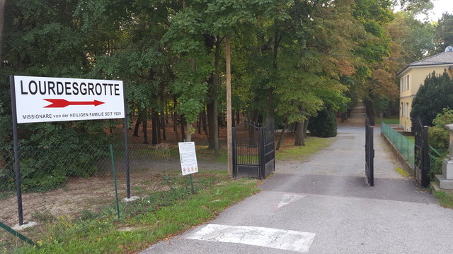 Eingang mit Missionshaus