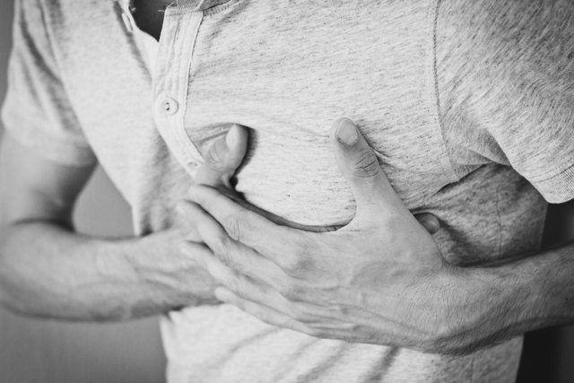 Während einer Vernehmung erlitt ein Steirer (61) einen Herzinfarkt und verstarb - Foto: https://pixabay.com/de/kummer-brustschmerzen-verletzt-1846050/ | Foto: Pixabay/Pexels
