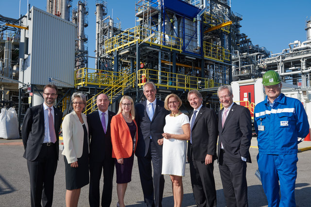 Mannswörth: Thomas Gangl (OMV SVP Refining & Petrochemicals), Landesrätin Petra Bohuslav, Manfred Leitner (OMV-Vorstandsmitglied Downstream), Margarete Schramböck (Ministerin für Digitalisierung und Wirtschaftsstandort), Rainer Seele (Vorstandsvorsitzender und Generaldirektor OMV, Landeshauptfrau Johanna Mikl-Leitner, Johann Pleininger (OMV, stellvertretender Vorstandsvorsitzender und Vorstandsmitglied Upstream), Reinhard Florey, Wolfgang Hofer (beide OMV) | Foto: OMV