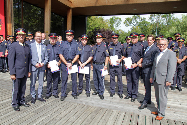 Ehrung der Lebensretter Gottfried Gratzl und Günter Kroboth vom Polizeiposten Strem sowie weiterer heldenhafter Polizisten. | Foto: Landesmedienservice