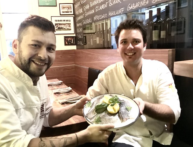 Frischer Fisch: St. Hirschmann und M. Hebenstreit (v. l.) | Foto: Eckstein