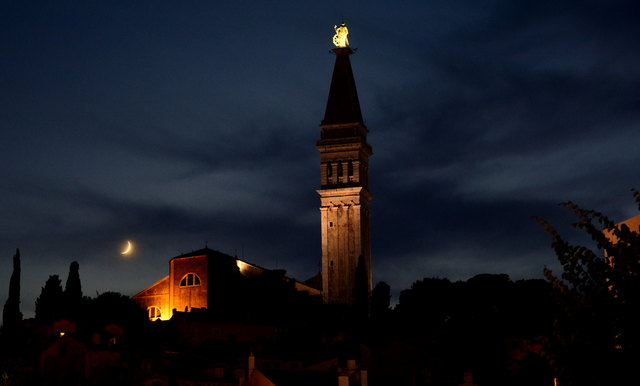 der Mond ist aufgegangen, Euphemiakirche am Abend