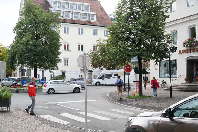 Hier beim zentralen Kreisverkehr in Reutte würde die Begegnungszone wieder enden. | Foto: Reichel