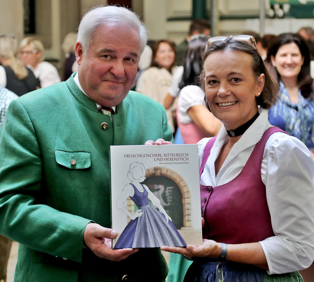 Trachtenbuchpräsentation: LH Schützenhöfer mit Dr. Monika Primas, GF der Volkskultur Steiermark GmbH.