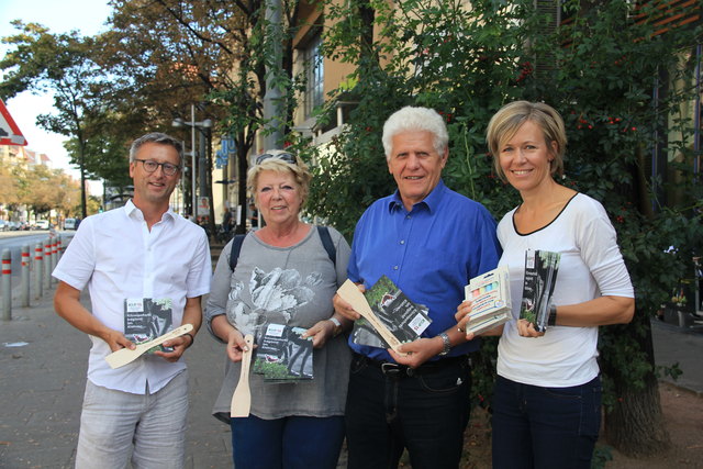 Markus Mondre, Bezirksrätin Rosa Zimmerhackl, daneben Herr Bezirksrat KR Karl Skopek und daneben Frau Mag. Michaela Hauer vom Klimabündnis. | Foto: BV 15