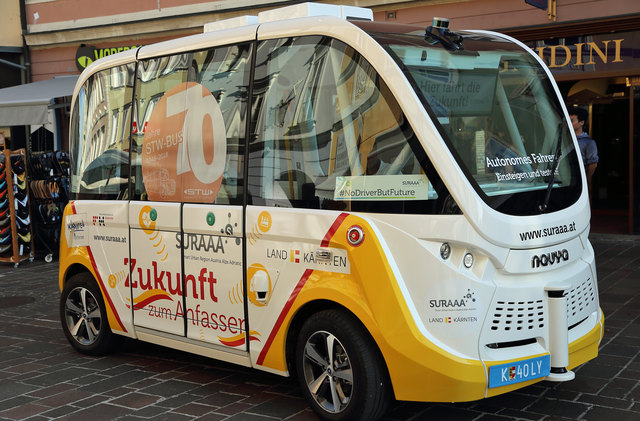 Der autonome Bus fährt vom Landhaushof über den Alten Platz Richtung Bahnhofstrasse