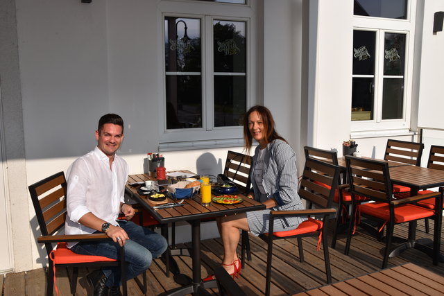 Frühstück auf der Terrasse in Gänserndorfs Zentrum: Unternehmer Alexander Rier und Redaktionsleiterin Ulrike Potmesil | Foto: privat