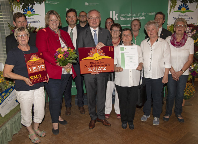 Herta Kerbler, Obmann der Gärtner Johannes Käfer, Tanja Zellhofer, Kammerdirektor LK Raab, Jürgen Uitz, LH-Stv. Stephan Pernkopf, Sabine Brandstetter, Ernestine Schuster, Herta Pöschl, Anneliese Resch, Marianne Wald, Anton Katzenbeisser, Edeltraud Zöchmeister | Foto: LK NÖ/Erich Marschik
