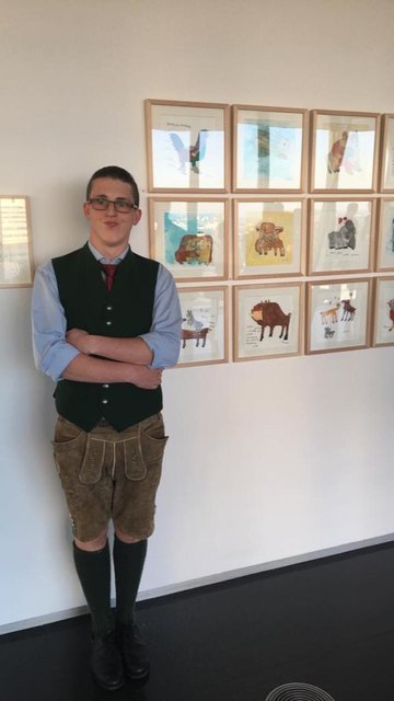 Albert Masser aus Schwanberg vor seinen Arbeiten in der Strabag Artlounge in Wien.