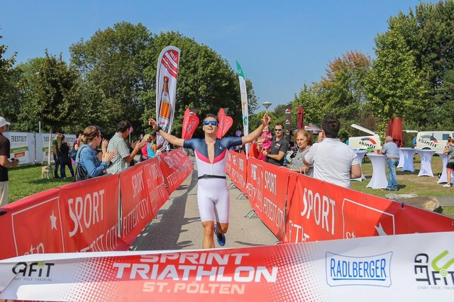 Zielsprint von Simon Planberger beim Fittest Sprint Triathlon in St. Pölten