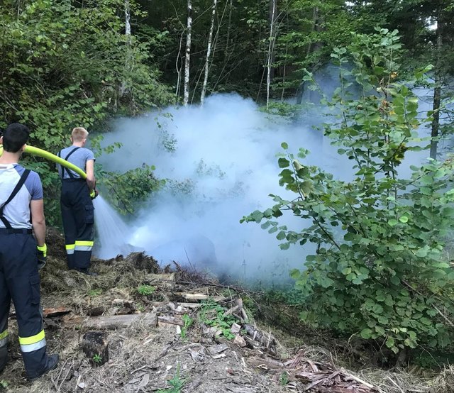 Der brennende Haufen wurde gelöscht und anschließend umgegraben. | Foto: FW Perneck