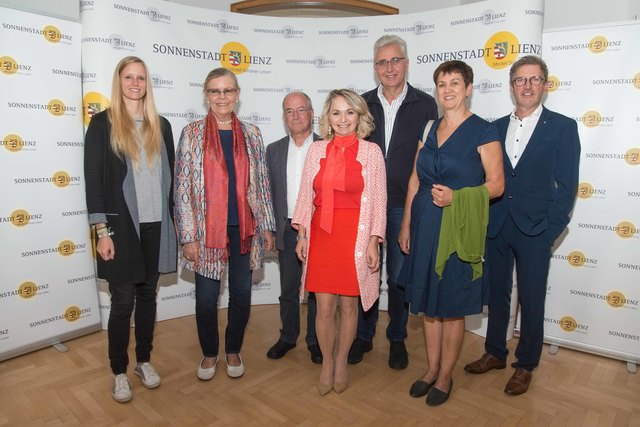 Landtagsvizepräsidentin Stephanie Jicha, die ehemalige Bürgermeisterin Helga Machne, Uwe Ladstätter, Bürgermeisterin Elisabeth Blanik, Reinhard Tiefenbacher, Gerlinde Kieberl und Oskar Januschke, Leiter der Abteilung Umwelt und Zivilschutz. | Foto: Stadt Lienz/Lenzer