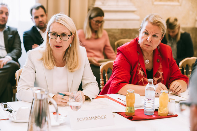 Wirtschaftsministerin Margarethe Schramböck und Sozialministerin Beate Hartinger-Klein (r.) beim Jobgipfel. | Foto: BMDW/Miess