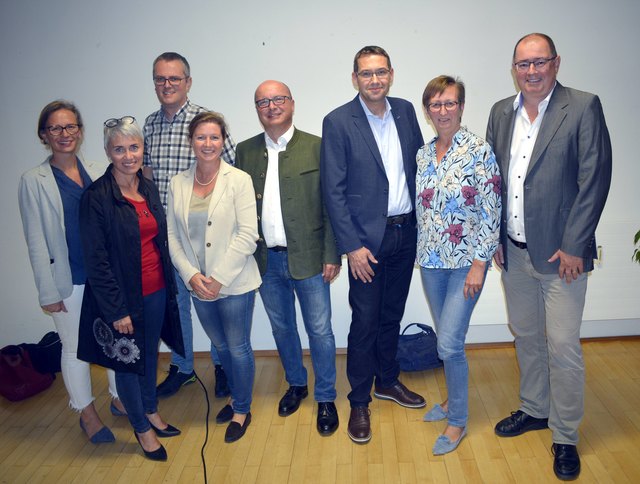 Apothekerkammer-Vizepräsidentin Monika Aichberger, Nationalrätin Doris Margreiter, Bezirksärztevertreter Dominik Stockinger, Hausärztin Birgit Beyer, Apothekerkammer-Präsident Thomas Veitschegger, Nationalrat Markus Vogl, Landtagsabgeordnete Ulrike Schwarz und Rechtsanwalt Markus Lechner