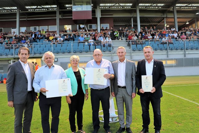 Alfred Tomberger, Manfred Rath, Ursula Rauch, Peter Tabor, Wolfgang Mayer und Manfred Komericky bei der Ehrung vor dem Anpfiff zum Fußballspiel in Kalsdorf.