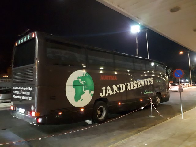 Dieser Reisebus verkehrt seit 14 Jahren auf Rhodos und trägt noch immer die Aufschrift seines Deutsch Tschantschendorfer Erstbesitzers. | Foto: Victoria Jandrisevits