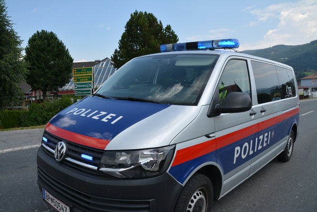 Vier Fahrzeuge wurden beschädigt, meldet die Polizei (SYMBOLBILD)