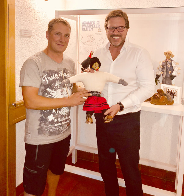 Fasnachtsvereinsobmann Patrick Auer und Bgm. Christian Abenthung mit Mini-Wampeler! | Foto: FVA