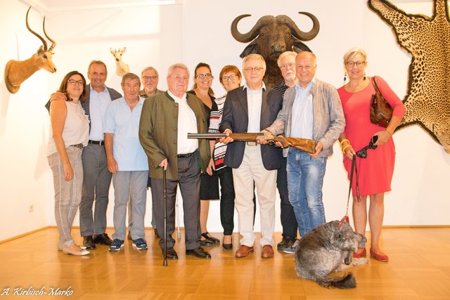 Die wertvolle Büchse wurde von Wolfgang Petritsch an Bgm. Ingo Appé überreicht | Foto: A. Kirbisch-Marko