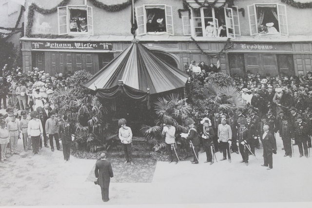 Kaiser Franz Joseph 1. bei der Eröffnung des neuen Rathauses 1903. Bürgermeister Fink nimmt die Glückwünsche entgegen. | Foto: Braunauer Album