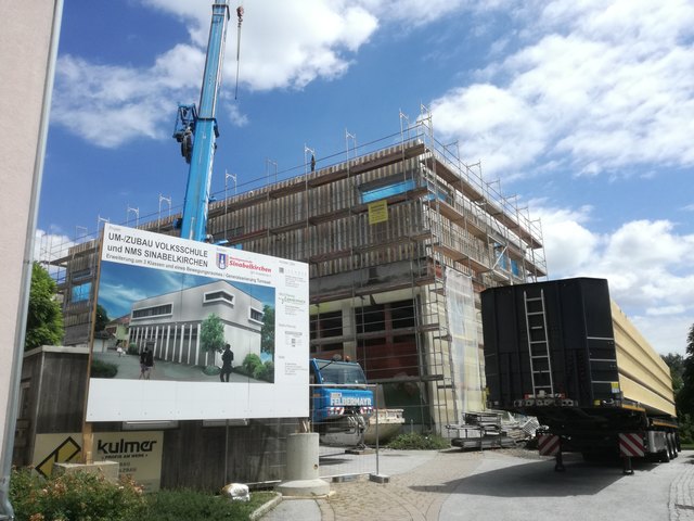 Baustelleneindrücke zum Zeitpunkt der Fertigteildeckenmontage durch den Holzbaumeister während der Sommerferien.