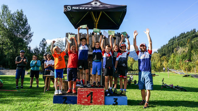 Strahlende Gesichter bei der Preisverleihung in Schattwald. | Foto: Thomas Deng