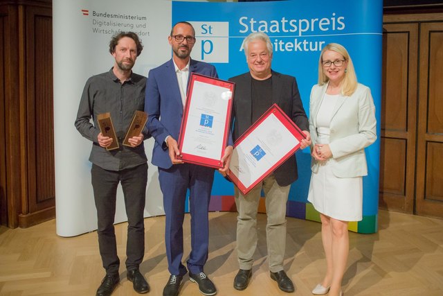 Verleihung des Staatspreises Architektur 2018 in der Kategorie Handel an "M1 Einkaufszentrum Mittersill" durch Bundesministerin Schramböck v.l.n.r.: Architekt Paul Pointecker, GF Mag. Peter Paul Mölk (MPREIS), Architekt DI Rainer Köberl, FBM Schramböck