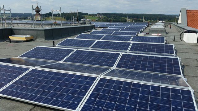 Das Schulzentrum nutzt die Sonnenkraft.
