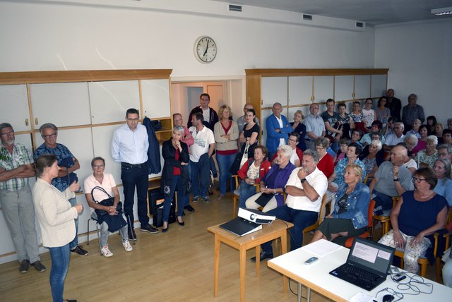 Ärztin Birgit Beyer (l.) diskutierte mit Patienten, Apothekern und Politikern über den Sinn einer Hausapotheke in Attersee.