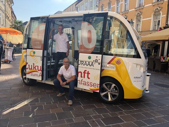 Autonomes Fahren durch die Innenstadt: Die zwei Operatoren des Projektes Suraaa, Jennifer Amritzer und Wolfgang Gruber, haben eine Woche lang den Klagenfurtern eine mögliche mobile Zukunft gezeigt | Foto: Polzer