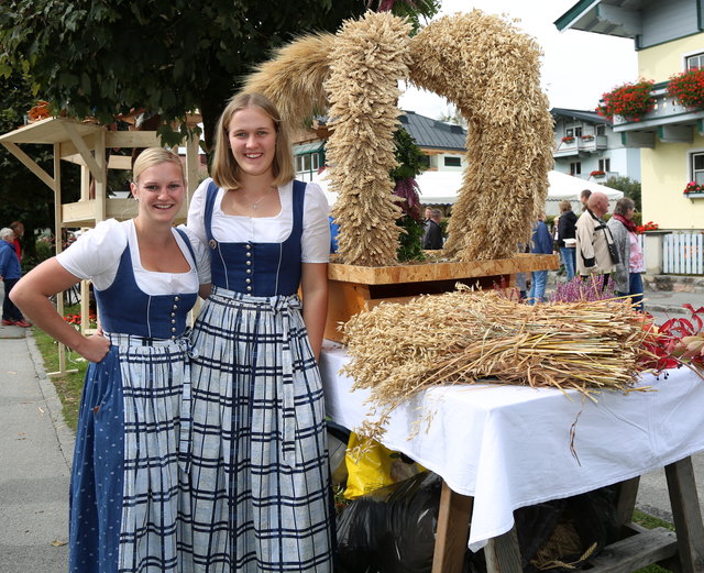 Sandra Seidl und Sarah Mayr von der Landjugend Maria Alm fertigen die Erntekrone.