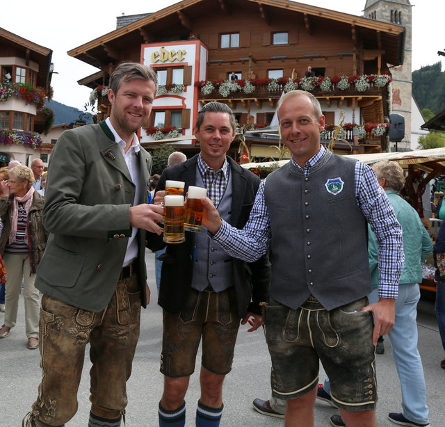 Haben auf gutes Gelingen angestoßen, Josef Schwaiger, Franz Bauer und Alois Gruber.