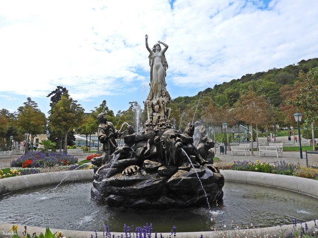 Der Undine-Brunnen im Badener Kurpark ist eine spektakuläre Brunnenanlage, geschaffen vom Wiener Bildhauer Josef Valentin Kassin (1856-1931). Der Brunnen, eingeweiht am 1. Juli 1903, erinnert an die Fertigstellung der städtischen Wasserleitung.