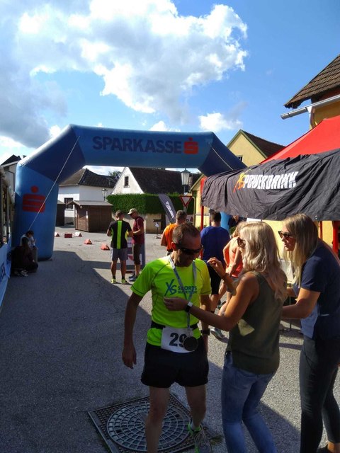 Im Ziel angekommen und Finishermedaille bekommen