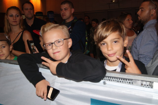 Die Kumpels Oliver und Adrian warteten enthusiastisch auf den großen Star des Nachmittags: Youtube-Blogger Chaosflo44.
