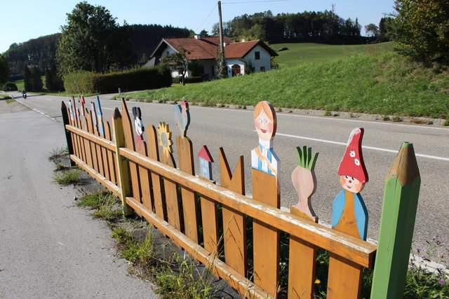 Ingrid Hochradl aus Geretsberg sorgt sich um die Sicherheit der Kinder. Im Bereich von Volksschule und Kindergarten sind 70 km/h erlaubt. Durch den Ort würden viele Lenker rasen.