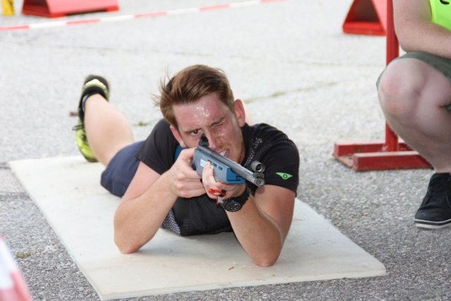 Konzentriert im Liegend Schießen