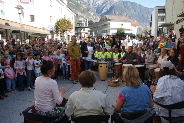 Mit einem Fest wurde 35 Jahre Weltladen Landeck in der neuen Begegnungszone gefeiert.