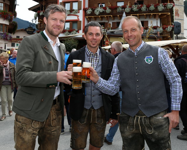 Haben auf gutes Gelingen angestoßen, Josef Schwaiger, Franz Bauer und Alois Gruber.