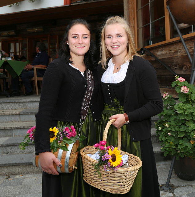 Zwoa fesche Markedenterinnen Christina Hirschbichler und Anna Edenhauser.